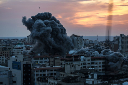 Momentos después de que un misil alcanzase un edificio durante los atentados del grupo terrorista Hamás contra Israel.