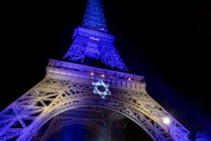 La torre Eiffel iluminada con los colores de Israel