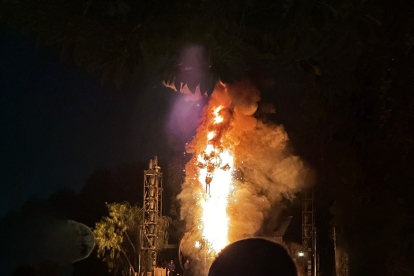 Imagen de la cabeza del dragón mecánico del show "Fantasmic!" durante el incendio que provocó la cancelación del show en Disneyland California.