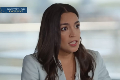 AOC, en un momento de su entrevista con Jen Psaki en MSNBC.