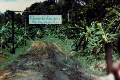 Mensaje de bienvenida en la entrada a Jonestown.