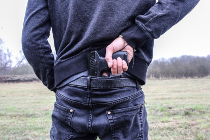 Un hombre porta un arma. Imagen de archivo.