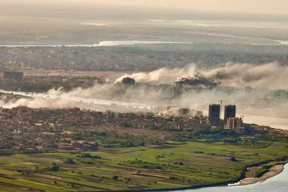 Nubes de tierra salen de la ciudad de jartum después de ser bombardeada.