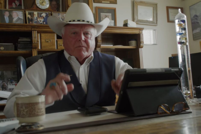 El responsable del Departamento de Agricultura de Texas, Sid Miller, en su despacho.