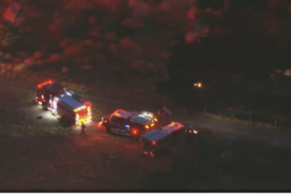 Bomberos tras la colisión de dos helicópteros en California.