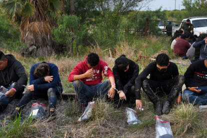 Inmigrantes detenidos en la frontera sur.