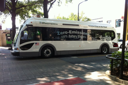 Autobús de demostración totalmente eléctrico Zero Emission EcoRide del fabricante local Proterra