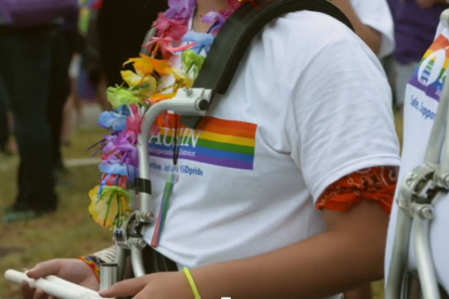 Estudiante vistiendo una remera del Distrito Escolar Independiente de Austin con los colores de la bandera LGBT en una edición pasada del desfile del Orgullo (Vimeo: AISD.TV).
