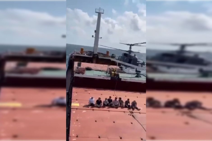 Un helicóptero naval ruso asalta un carguero en aguas del mar Negro.