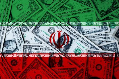 Montaje con dinero y la bandera de Irán.