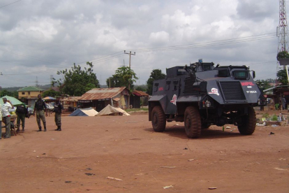 Policía móvil nigeriana con vehículo.