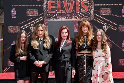 Mujeres miembro de la familia Presley, de distintas generaciones, posan en un evento. Al centro, Lisa Marie, Priscilla Presley y Riley Keough.