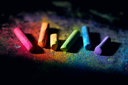 Tizas de colores representando el Arcoíris LGBT y el movimiento trans.