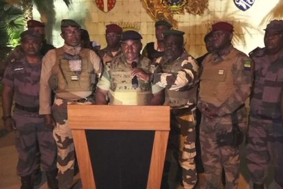Los militares gaboneses dan un golpe de Estado y lo anuncian en la televisión nacional.