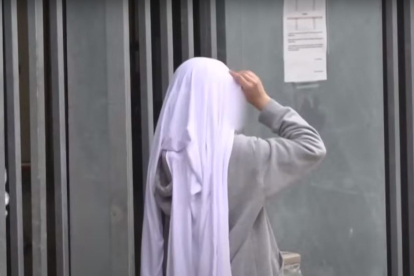 El ministro de Educación de Francia, Gabriel Attal, informó de que a partir del lunes se prohibirá el uso de abaya o qamis (Captura de pantalla