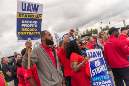 Miembros de la UAW protestan en Belleville, Michigan.