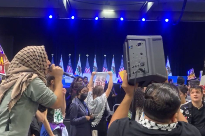Captura de pantalla de un video de los manifestantes que irrumpieron en la Convención Demócrata de California.
