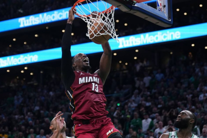 Bam Adebayo, jugador de Miami Heat, anota en el segundo partido de la Final de la Conferencia Este de los Playoffs de la NBA 2023 frente a Boston Celtics.