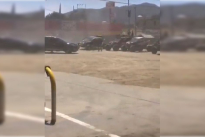 Captura de video de un momento del tiroteo durante un rally en Ensenada, Baja California