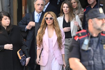 Shakira abandona el Tribunal Superior de Justicia de Cataluña al alcanzar un acuerdo con la Fiscalía española.