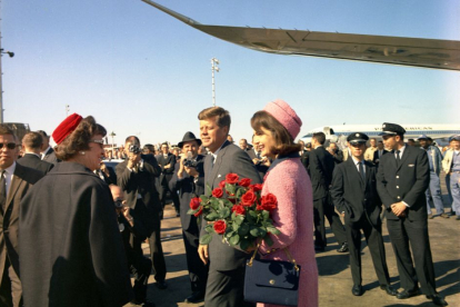 El presidente John F. Kennedy y Jacqueline Kennedy llegan a Love Field en Dallas, Texas, el 22 de noviembre 1963.