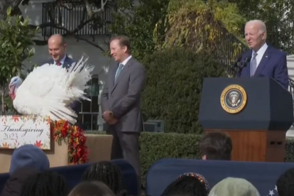 Biden celebra su cumpleaños perdonando a dos pavos según la tradición del Día de Acción de Gracias | Captura de pantalla YouTube