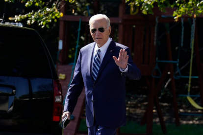 El presidente estadounidense Joe Biden camina por el jardín sur de la Casa Blanca en Washington antes de su partida a Filadelfia el 13 de octubre de 2023.