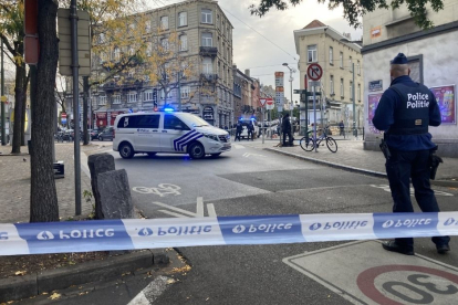 Policías acordonan la zona donde el autor del atentado yihadista de Bruselas fue abatido.
