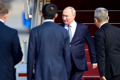 El presidente de Rusia, Vladímir Putin, aterriza en el Aeropuerto Internacional de Pekín (China), este 17 de octubre de 2023.