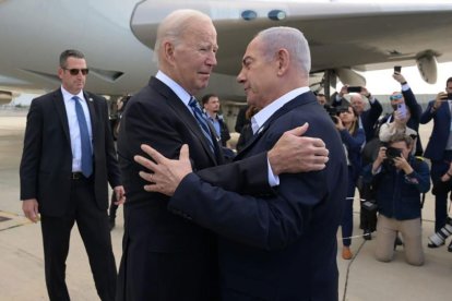 El presidente de Estados Unidos, Joe Biden abraza al primer ministro israelí, Benjamín Netanyahu, a su llegada al aeropuerto de Tel Aviv.