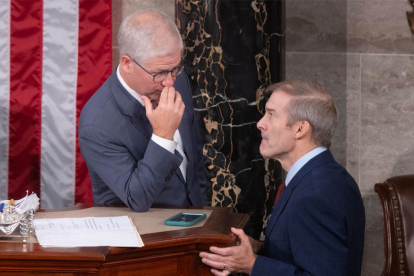 El presidente interino de la Cámara Baja de EE.UU., Patrick McHenry (i), habla con el representante del Partido Republicano por Ohio, Jim Jordan (d), este 18 de octubre de 2023, en el Capitolio, sede del Congreso estadounidense, en Washington.