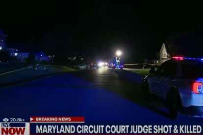 Captura de pantalla de un video de Fox News 5 en el que se muestra a las autoridades investigando la muerte del juez de Maryland, Andrew Wilkinson