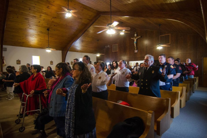 La 2ª Misa Anual Azul en honor de la policía, los bomberos y otros socorristas tuvo lugar en la iglesia de Nuestra Señora de la Luz de Cubero.