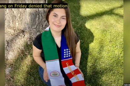 Captura de pantalla de una alumna con la estola con los colores de Estados Unidos y Mexico.
