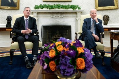 El presidente, Joe Biden, y el presidente de la Cámara de Representantes, Kevin McCarthy, alcanzan un acuerdo sobre el techo de deuda.