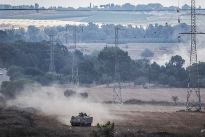 Imagen de archivo de soldados israelíes conduciendo un vehículo militar en la frontera entre Gaza e Israel.