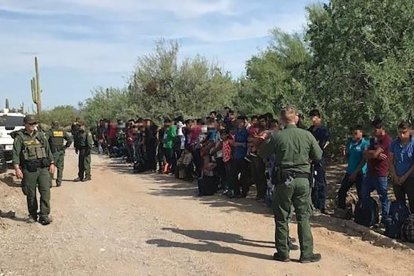 Agentes de la Patrulla Fronteriza detienen a 128 inmigrantes abandonados por traficantes en Tucson en 2018.