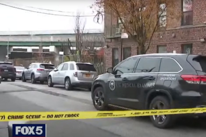 Captura de pantalla de un vídeo proporcionado por FOX 5 de las autoridades llegando al apartamento del Bronx en el que falleció una familia hispana el pasado domingo.