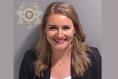 La ex abogada de Trump, Jenna Ellis, tras ser detenida en el condado de Fulton.