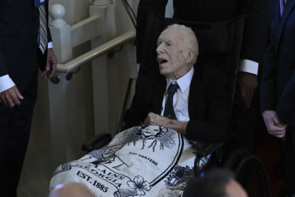 Jimmy Carter acudió al servicio fúnebre en honor a su esposa, Rosalynn Carter, que se celebró el martes 28 de noviembre en Atlanta.
