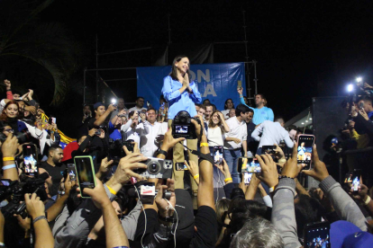(María Corina Machado da un discurso luego de su triunfo en las primarias de la oposición venezolana).