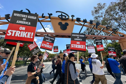 Guionistas se manifiestan en la entrada de Walt Disney Studios.