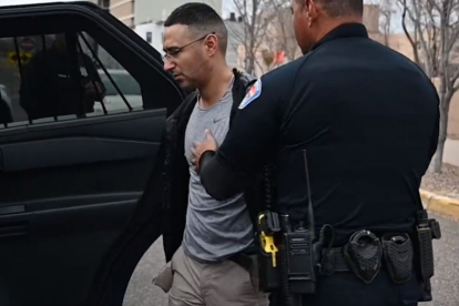 Solomon Peña es detenido por la Policía de Albuquerque.
