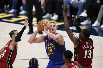 Denver Nuggets center Nikola Jokic (15) goes to the basket.