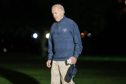 Joe Biden camina hacia la Casa Blanca.