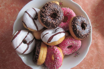 Imagen de un plato con varios Donuts.