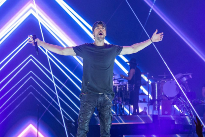 Enrique Iglesias, durante una actuación dentro de 'The Trilogy Tour' que realizó junto a Pitbull y Ricky Martin el 10 de noviembre en Miami, Florida.
