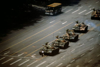 Icónica fotografía de un hombre frente a unos tanques tras la masacre de Tiananmen.
