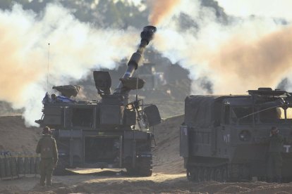 Soldados disparan hacia la Franja de Gaza, en el sur de Israel fronterizo con Gaza, el 2 de diciembre de 2023.