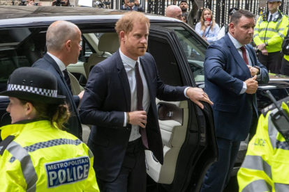 El Duque de Sussex en los Rolls Buildings del centro de Londres para asistir al juicio por piratería telefónica contra Mirror Group Newspapers (MGN).